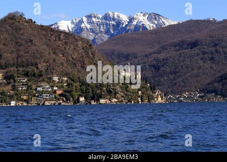 Panorama des Dorfes Morcote, Kanton Tessin, Italienische Schweiz mit Luganersee und Bergen im Hintergrund Stockfoto