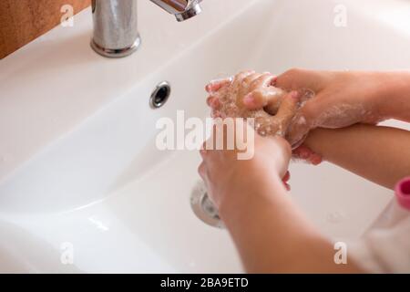 Mutter und Tochter waschen die Hände im Badezimmer Stockfoto