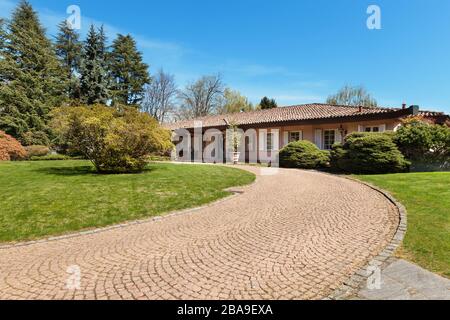 Schöner Park einer Villa, Straße, Bodenstein Stockfoto