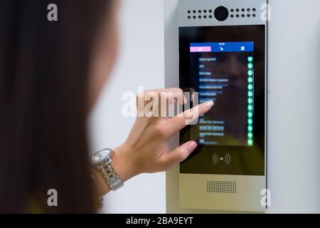 Zwei junge schöne Ingenieuren, die bei Elektronik komponenten. Tech Tests elektronische Anlagen in Service Center. Technologisch fortschrittliche wissenschaftliche Stockfoto