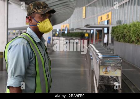 Kolkata, Indien. März 2020. Der Betrieb von India Airlines wird bis zum 31. März 2020 auf dem internationalen Flughafen von NSC Bose vorübergehend ausgesetzt, nachdem Indien eine 21-tägige landesweite Sperrung am 25. März 2020 in Kolkata, Indien, angeordnet hat. (Foto von Dipa Chakraborty/Pacific Press/Sipa USA) Credit: SIPA USA/Alamy Live News Stockfoto