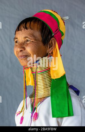 Porträt einer alten Padaung-Frau in traditionellem Kleid und mit Metallringen um den Hals. Februar 2019 In Myanmar Statt. Stockfoto