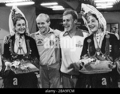 BO GUSTAFSSON schwedischer Bronzemedaillengewinner mit der finnischen Gewinnerin Reima Salonen bei der Preisverleihung 50 km gehen bei der Europameisterschaft in Griechenland Athen Stockfoto