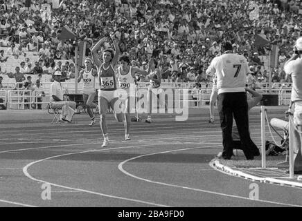 MARITA KOCH-OSTDEUTSCHE Läuferin gewinnt bei der Europameisterschaft 1982 in Athen mit neuem Weltrekord und herzlichen Glückwunsch von Sabine Busch Stockfoto