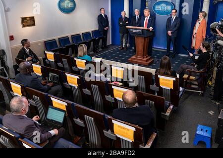 Washington, Vereinigte Staaten Von Amerika. März 2020. Washington, Vereinigte Staaten von Amerika. März 2020. Der US-Präsident Donald Trump spricht auf dem Briefing der Task Force Coronavirus im Presse-Briefing-Raum des Weißen Hauses am 25. März 2020 in Washington, D.C. auf Bemerkungen zum Konjunkturpaket an. Credit: Andrea Hanks/White House Foto/Alamy Live News Stockfoto
