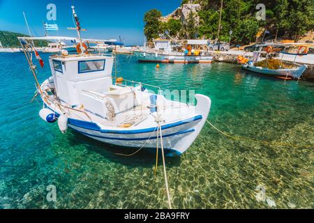 Traditionelles Fischerboot in der kristallklaren Bucht des Mittelmeers der Insel Ithaka, Griechenland. Stockfoto