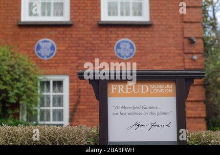 LONDON - das Freud Museum London, Exterieur. Ein Museum, das Sigmund Freud im Gebiet Camden im Nordwesten Londons gewidmet ist Stockfoto