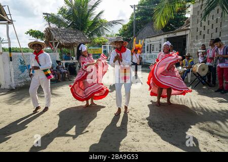 Cartagena, Columbia, Südamerika, traditionelles farbenfrohes folkloristisches Tanzen und Aufführen für den Touristen. Stockfoto