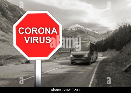 Corona-Virus-Warnschild auf der Bergstraße Stockfoto