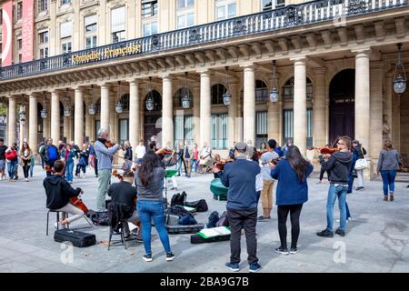 Streicherensemble mit klassischer Kammermusik an der Place Colette neben dem Palais Royal, Paris, Frankreich Stockfoto