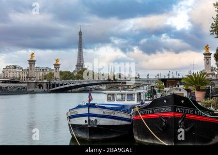 Blick vor der Morgendämmerung auf seine und Eiffelturm, Paris, Ile-de-France, Frankreich Stockfoto