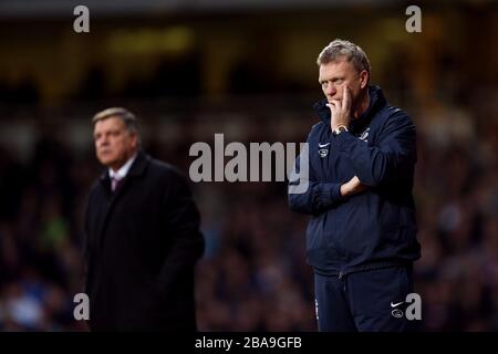 Everton Manager David Moyes (rechts) und West Ham United Manager Sam Allardyce (links) auf der Touchline. Stockfoto