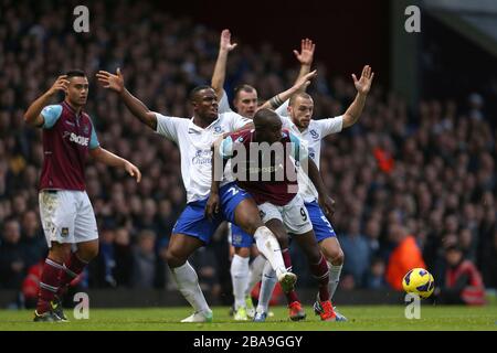 Das Carlton Cole von West Ham United übernimmt die Verteidigung von Everton Stockfoto