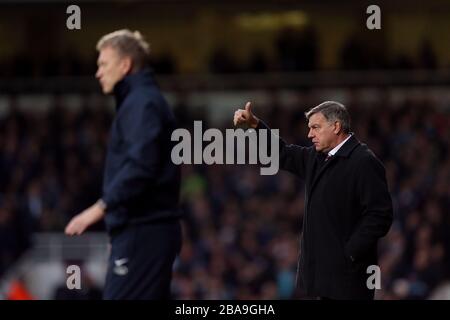 Everton Manager David Moyes (links) und West Ham United Manager Sam Allardyce (rechts) auf der Touchline Stockfoto