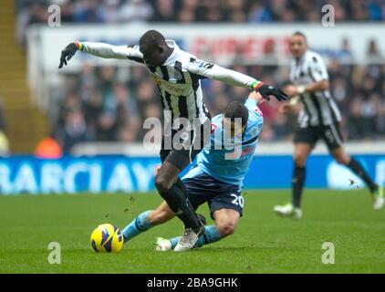 Der von Newcastle United gestaute "Papiss Cisse" (links) und "Queens Park Rangers" Fabio (rechts) kämpfen um den Ball Stockfoto