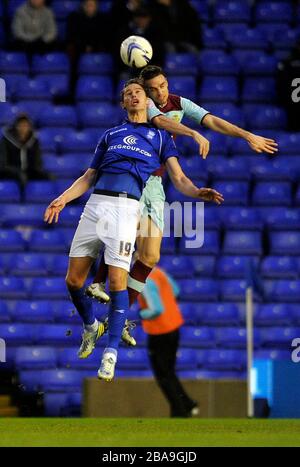 Nikola Zigic von Birmingham City (links) und Michael Duff von Burnley bestreiten einen Kopfball Stockfoto