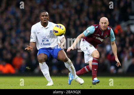 James Collins (rechts) von West Ham United und Victor Anichebe (links) von Everton kämpfen um den Ball Stockfoto