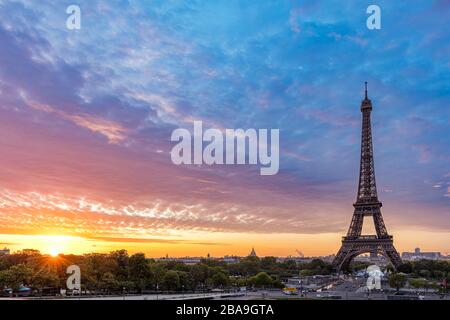 Dämmerung über Eiffelturm von Jardins du Trocadéro, Paris, Frankreich Stockfoto