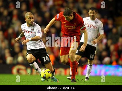 Liverpools Steven Gerrard (rechts) und Fulhams Ashkan Dejagah in Aktion Stockfoto