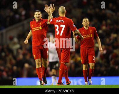 Liverpools Steven Gerrard (links) feiert mit Teamkollege Martin Skrtel das zweite Tor seiner Seite Stockfoto