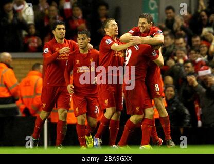 Liverpools Steven Gerrard (rechts) feiert mit seinen Teamkollegen das zweite Tor seiner Seite Stockfoto