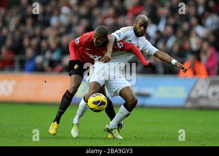 Swansea City kämpfen mit Dwight Tiendalli (rechts) und Ashley Young (links) von Manchester United um den Ball Stockfoto