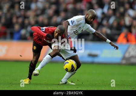 Swansea City kämpfen mit Dwight Tiendalli (rechts) und Ashley Young (links) von Manchester United um den Ball Stockfoto