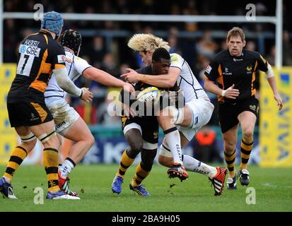 Christian Wade von London Wasps wurde von Richie Gray von Sale Shark in Angriff genommen Stockfoto