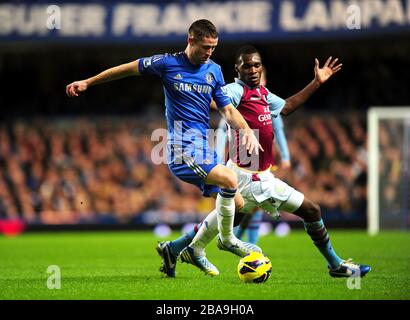 Christian Benteke (rechts) von Aston Villa und Gary Cahill (links) von Chelsea kämpfen um den Ball Stockfoto