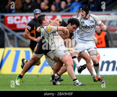 Billy Vunipola von London Wasps wurde von Marc Jones von Sale Shark in Angriff genommen Stockfoto