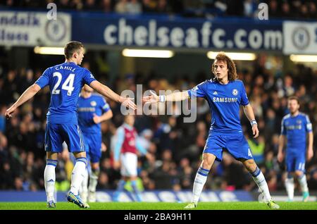 Chelseas David Luiz (rechts) feiert mit seinem Teamkollegen Gary Cahill (links), nachdem er das zweite Tor seines Teams erzielt hatte Stockfoto