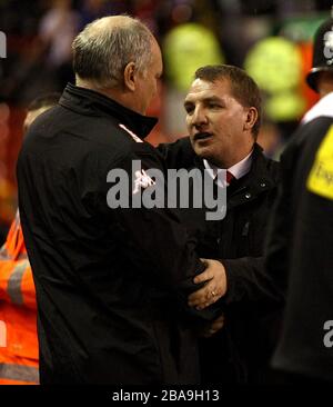 Fulham Manager Martin Jol (links) und Liverpools Manager Brendan Rodgers treffen sich vor dem Anpfiff Stockfoto