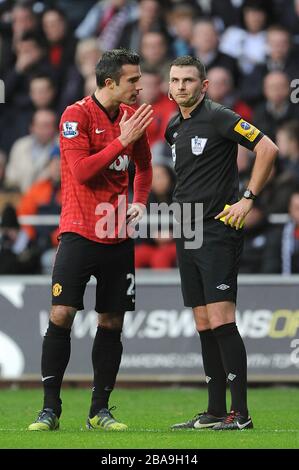 Robin van Persie von Manchester United spricht mit Schiedsrichter Michael Oliver Stockfoto