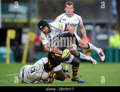 Christian Wade von London Wasps von Sale Shark's Johnny Leota (13) und Sam Tuitupou (oben) in Angriff genommen Stockfoto