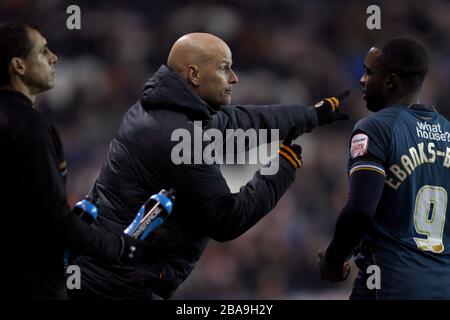 Wolverhampton Wanderers Manager Stale Solbakken (links) spricht mit seinem Spieler Sylvan Ebanks-Blake (rechts) Stockfoto