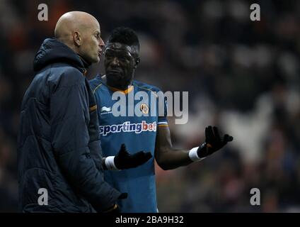 Wolverhampton Wanderers Manager Stale Solbakken (links) spricht mit seinem Spieler Carl Ikeme (rechts) Stockfoto