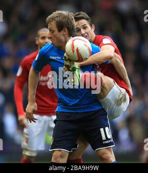 Chris Cohen von Nottingham Forest (rechts) und Luciano Becchio von Leeds United (links) in Aktion Stockfoto