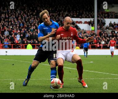 Der von Nottingham Forest geköpfte Alan Hutton (links) und Luciano Becchio von Leeds United kämpfen um den Ball Stockfoto