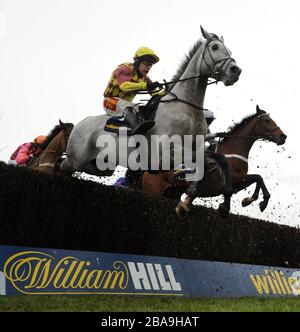 Dynaste, der vom Jockey Tom Scudamore (vorne grau) geritten wird, springt den letzten Zaun auf dem ersten Rundkurs auf dem Weg zum Gewinn der Kauto Star Feltham Novices's Chase (in Memory of Nigel Clark) Stockfoto