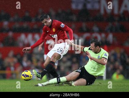 Robin van Persie (links) von Manchester United und Mike Williamson von Newcastle United kämpfen um den Ball Stockfoto
