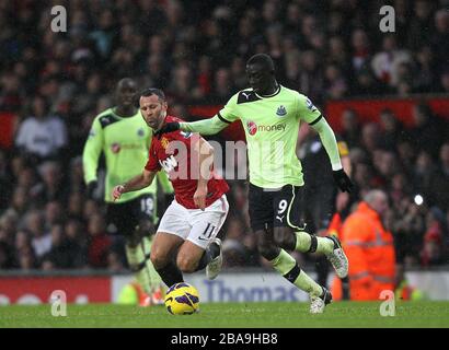 Der von Manchester United gespielte Kampf um Ryan Giggs (links) und Papiss Cisse (rechts) um den Ball Stockfoto