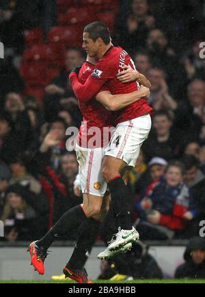 Jonny Evans (links) von Manchester United feiert mit Teamkollege Javier Hernández (rechts) das erste Tor seiner Seite. Stockfoto