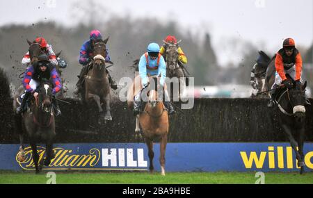 SAM Waley Cohen und Long Run (ganz rechts) auf dem Weg zu einem dramatischen William Hill King George VI Chase Stockfoto