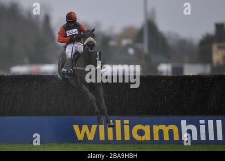 SAM Waley Cohen und Long Run räumen den letzten auf dem Weg zum Sieg eines dramatischen William Hill King George VI Chase Stockfoto