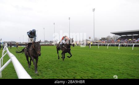 SAM Waley Cohen und Long Run (rechte Seite) schlugen Kapitän Chris, der von Richard Johnson auf dem Weg zum Sieg eines dramatischen William Hill King George VI Chase geritten wurde Stockfoto