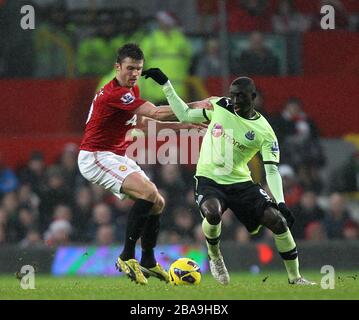 Newcastle United kämpfen Papiss Cisse (rechts) und Michael Carrick (links) von Manchester United um den Ball Stockfoto