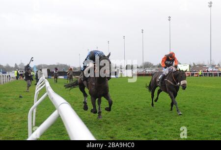 SAM Waley Cohen und Long Run (rechte Seite) schlugen Kapitän Chris, der von Richard Johnson auf dem Weg zum Sieg eines dramatischen William Hill King George VI Chase geritten wurde Stockfoto