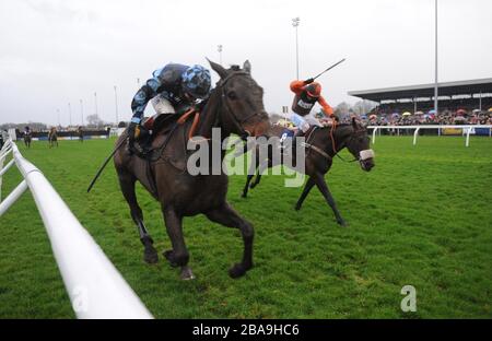 SAM Waley Cohen und Long Run (rechte Seite) schlugen Kapitän Chris, der von Richard Johnson auf dem Weg zum Sieg eines dramatischen William Hill King George VI Chase geritten wurde Stockfoto