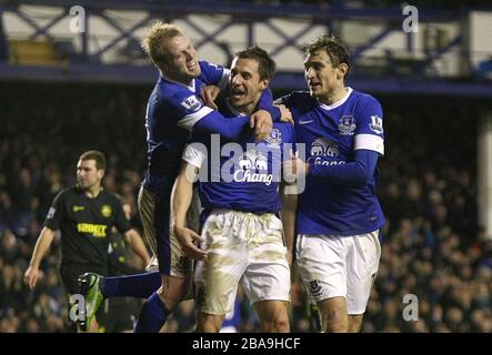 Evertons Phil Jagielka (Center) feiert mit den Teamkollegen Steven Naismith (links) und Nikica Jelavic ihr zweites Tor im Spiel Stockfoto