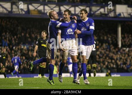 Evertons Phil Jagielka (Center) feiert mit den Teamkollegen Steven Naismith (links) und Nikica Jelavic ihr zweites Tor im Spiel Stockfoto